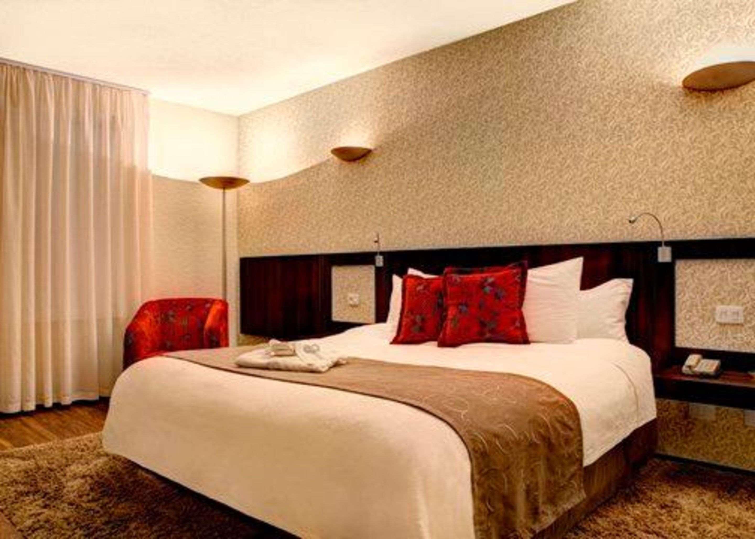 Quality Hotel Куритиба Стая снимка
